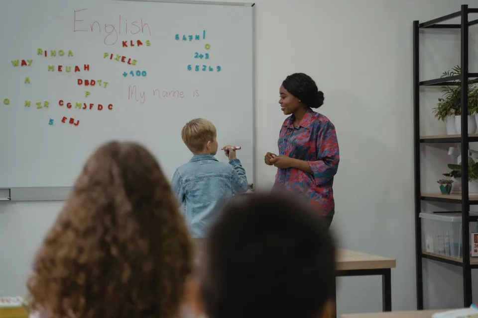 Thầy cô chữa bài cho từng em