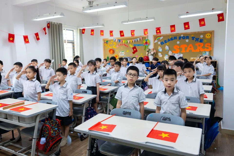 Học sinh làm bài trên lớp